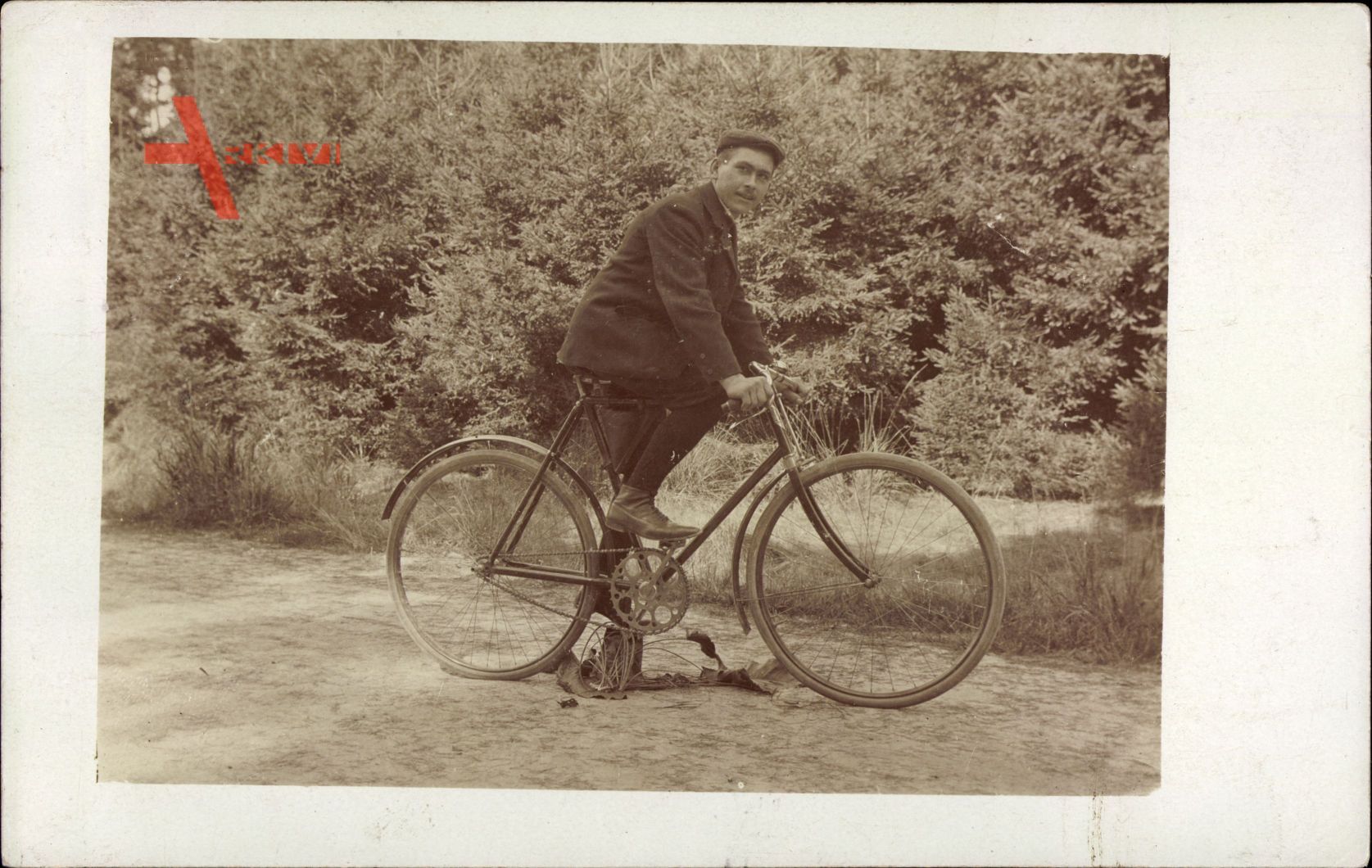Mann auf einem Fahrrad im Wald, Mütze