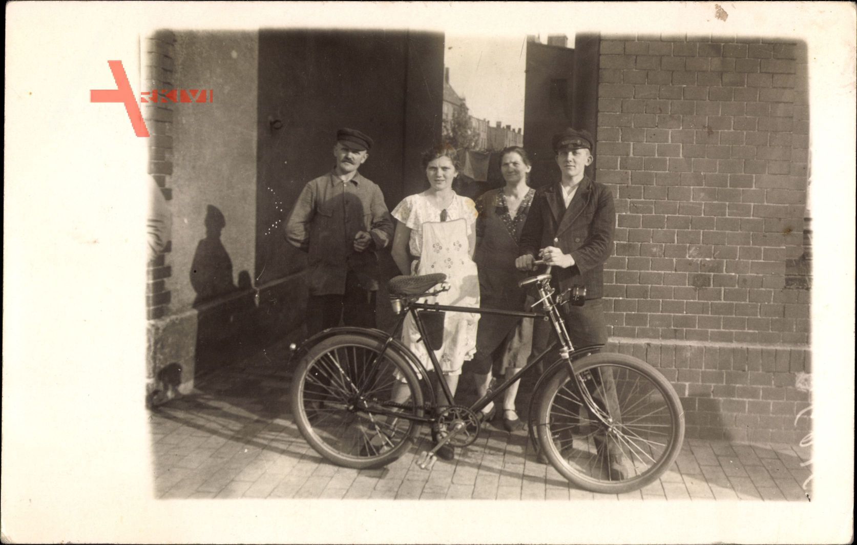 Junge mit seinem Fahrrad, Familienportrait