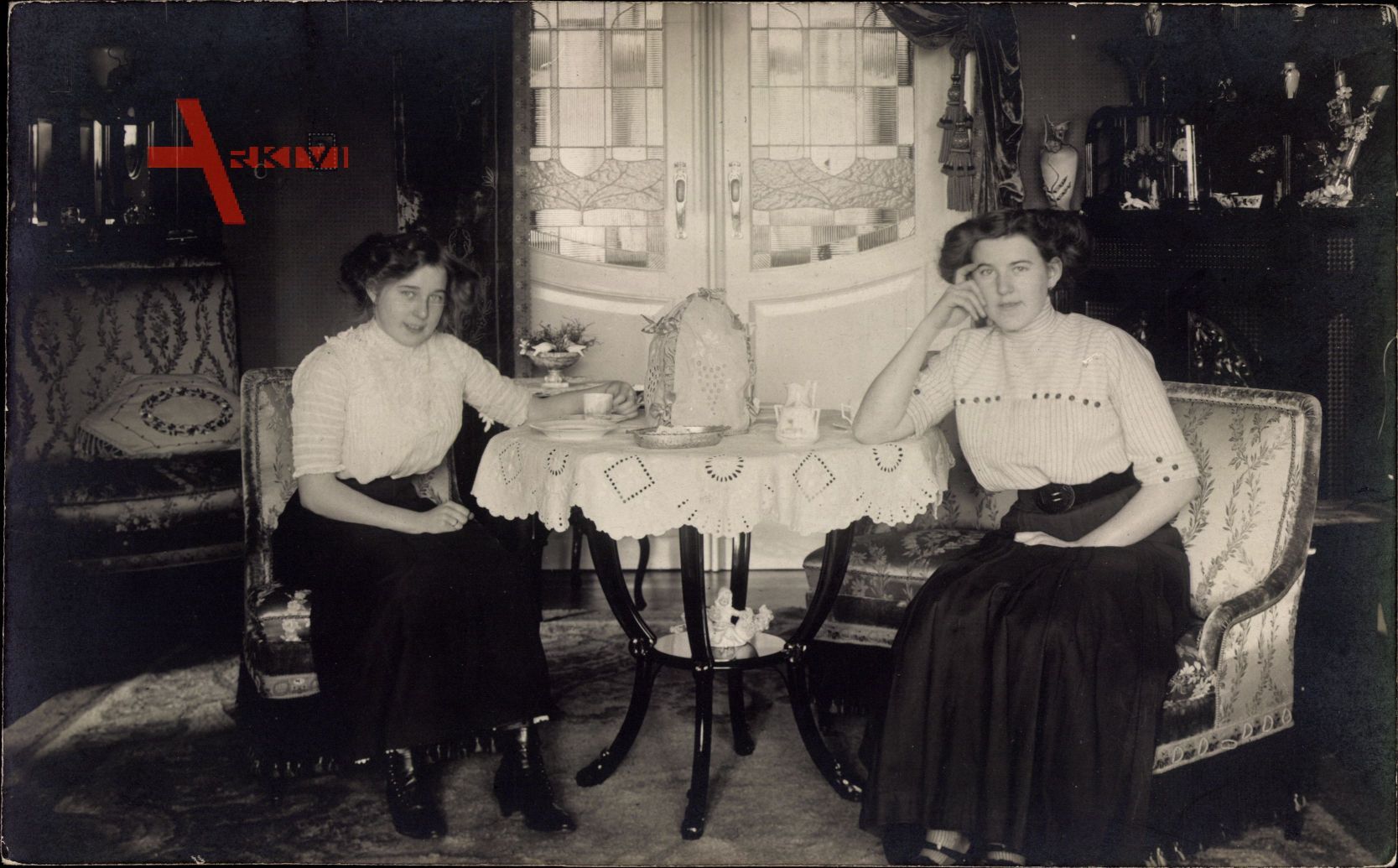 Zwei junge Frauen am Tisch sitzend, Jugendstil Möbel