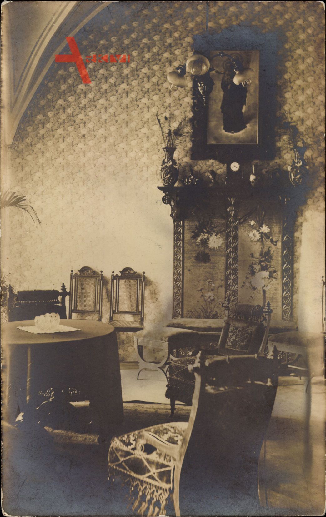 Möbel im Jugendstil, Marienbild, Stühle, Tisch, Deko