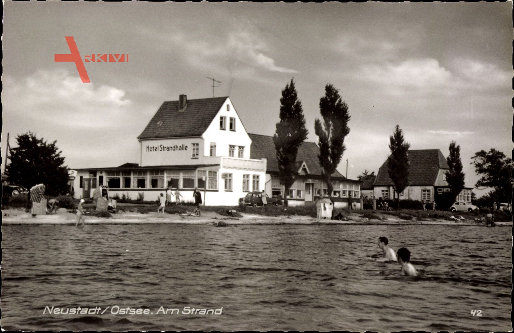 Neustadt Ostsee, Blick aus dem Wasser auf das Hotel Strandhalle, Badende