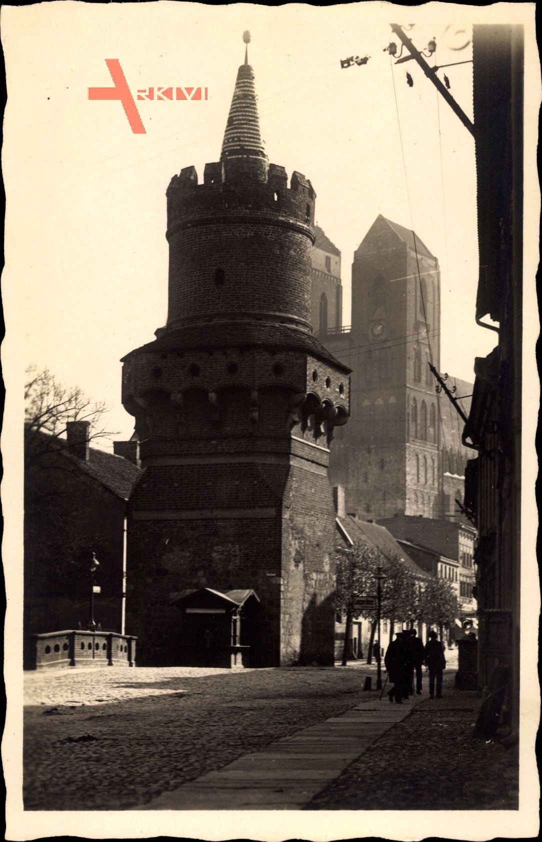 Prenzlau in der Uckermark, Straßenpartie mit Turm und Kirche