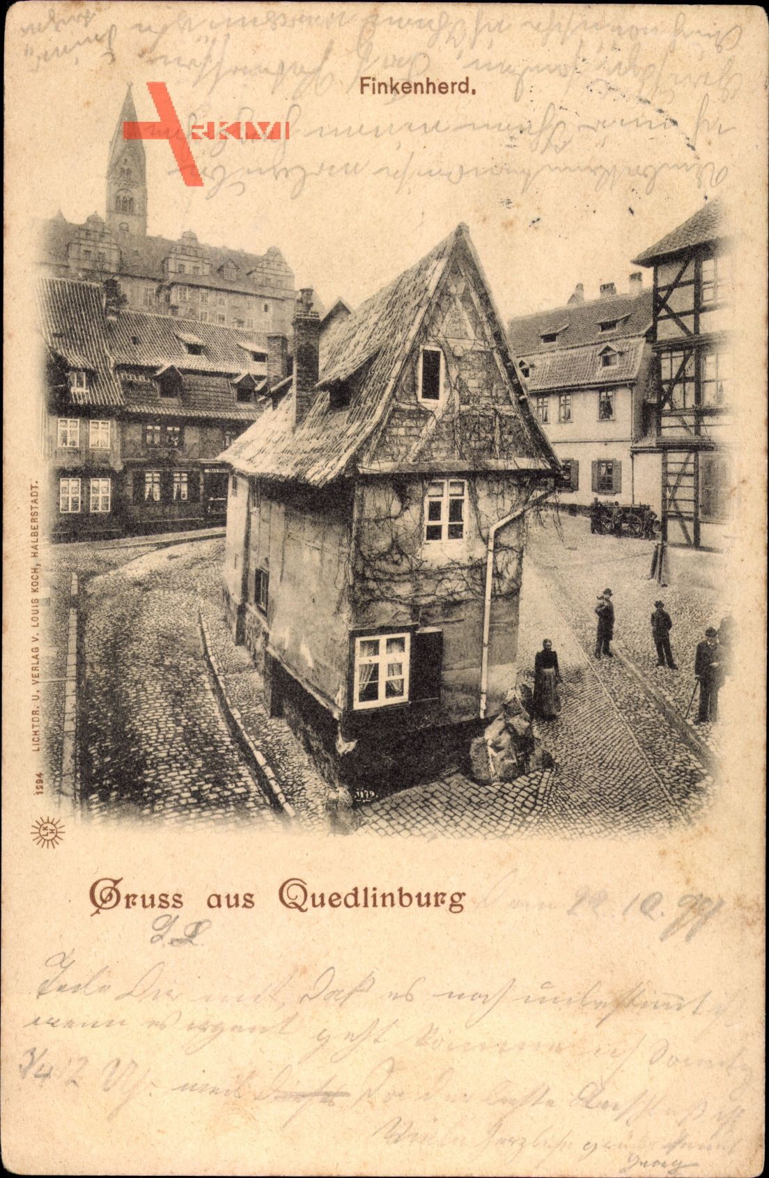 Quedlinburg im Harz, Blick auf das Eckhaus Finkenherd, Passanten, Kirchturm