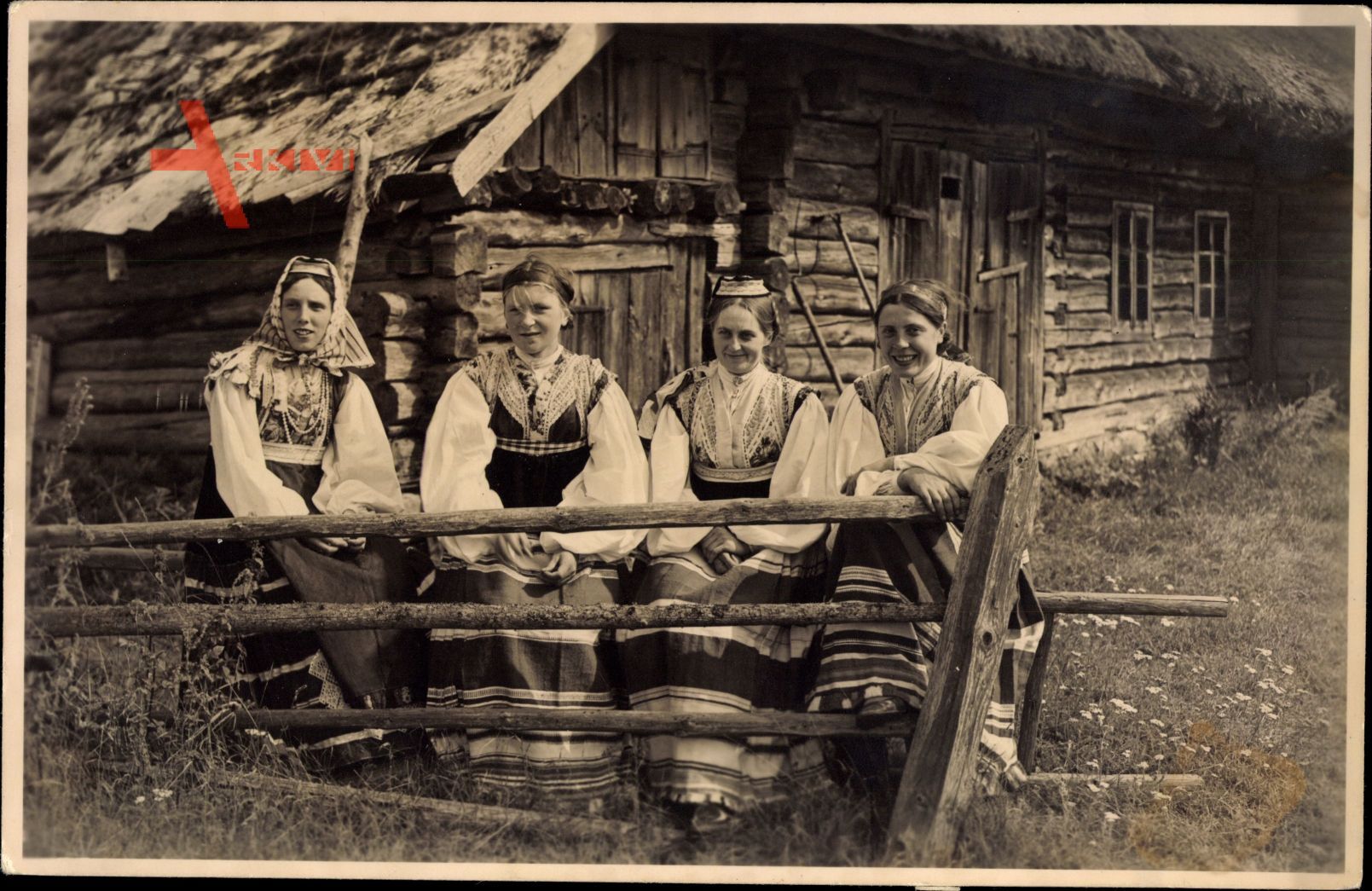 Jämaja, Estonische Bauerntrachten, Vier Frauen