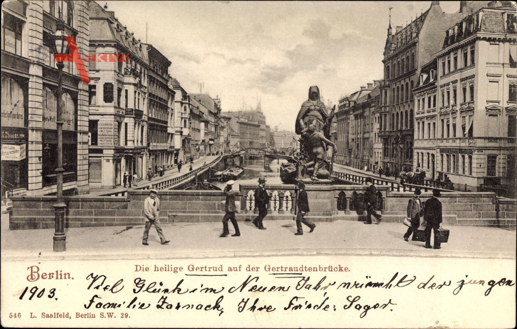 Berlin Mitte, Die heilige Gertrud auf der Gertraudtenbrücke, Passanten