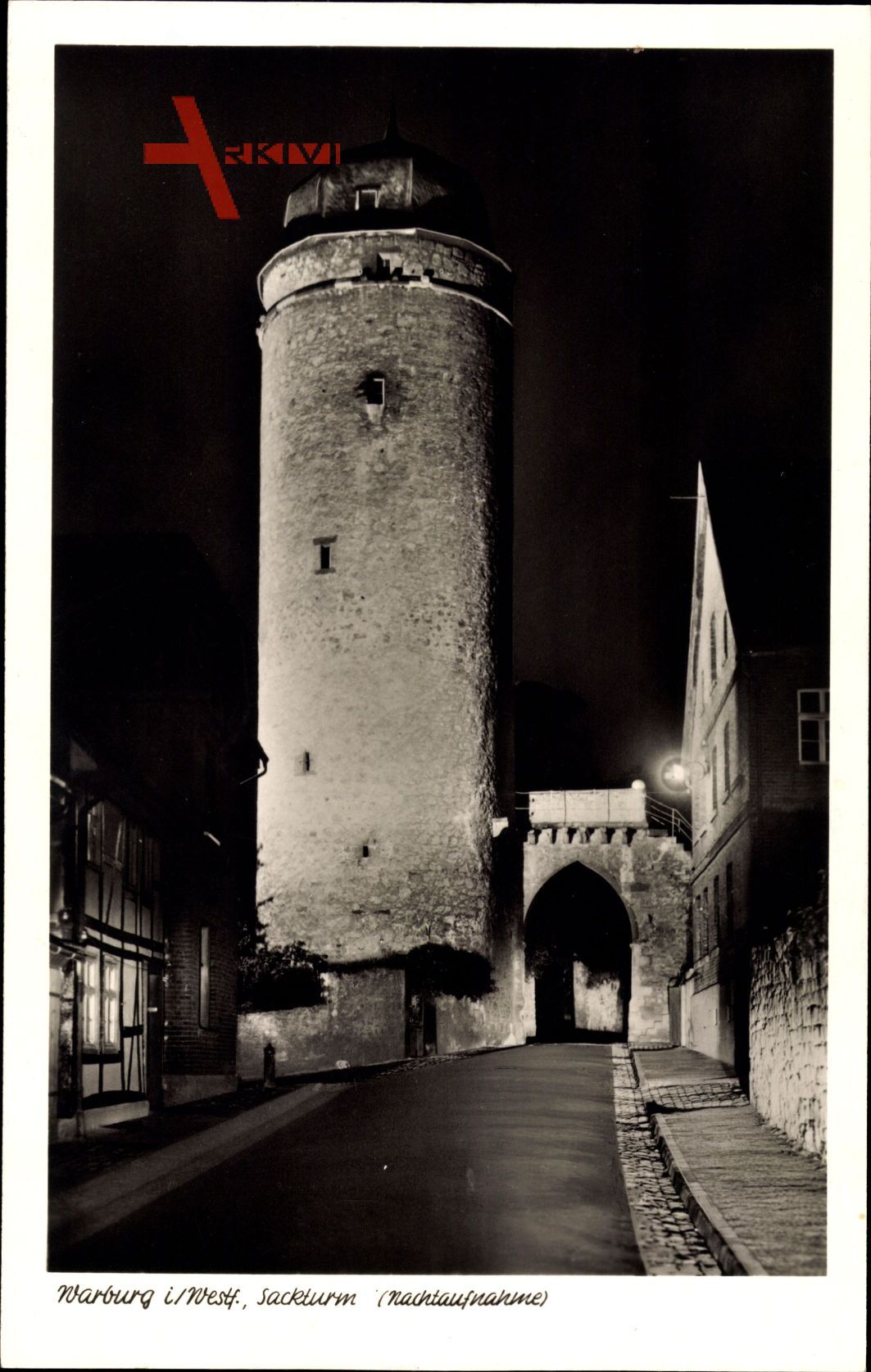 Warburg im Kreis Höxter, Blick auf den Sackturm, Nachtaufnahme