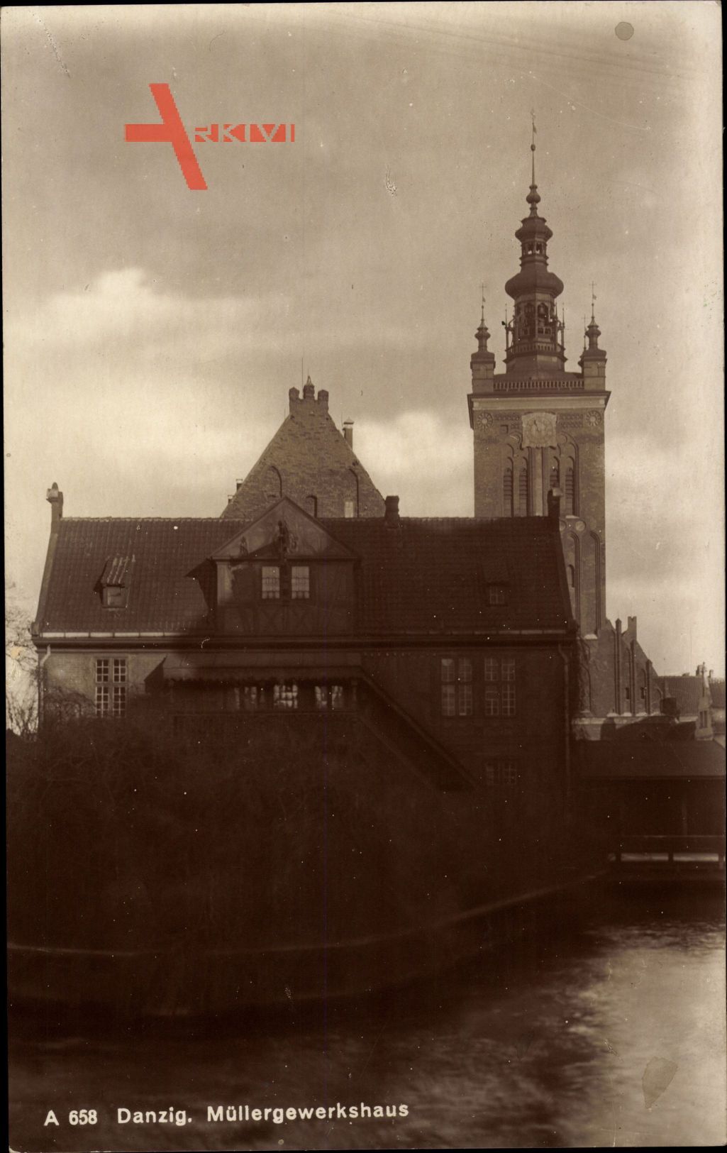 Gdańsk Danzig, Blick auf das Müllergewerkshaus, Flusspartie, Turm