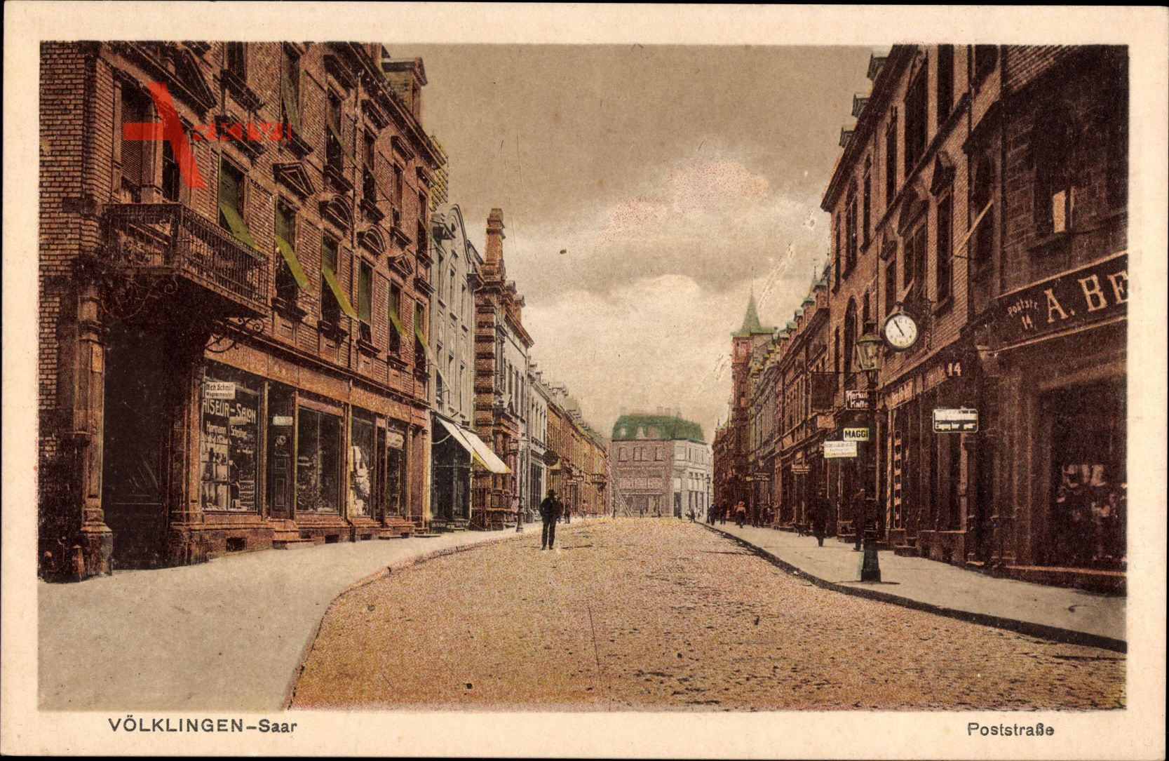 Völklingen im Saarland, Blick in die Poststraße, Geschäfte, Laterne, Uhr