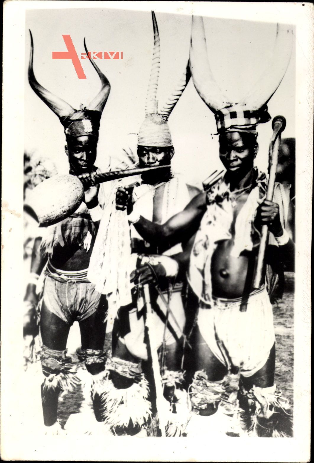 Afrique Noire, Afrikaner in Stammestrachten, Hörner, Musikinstrumente