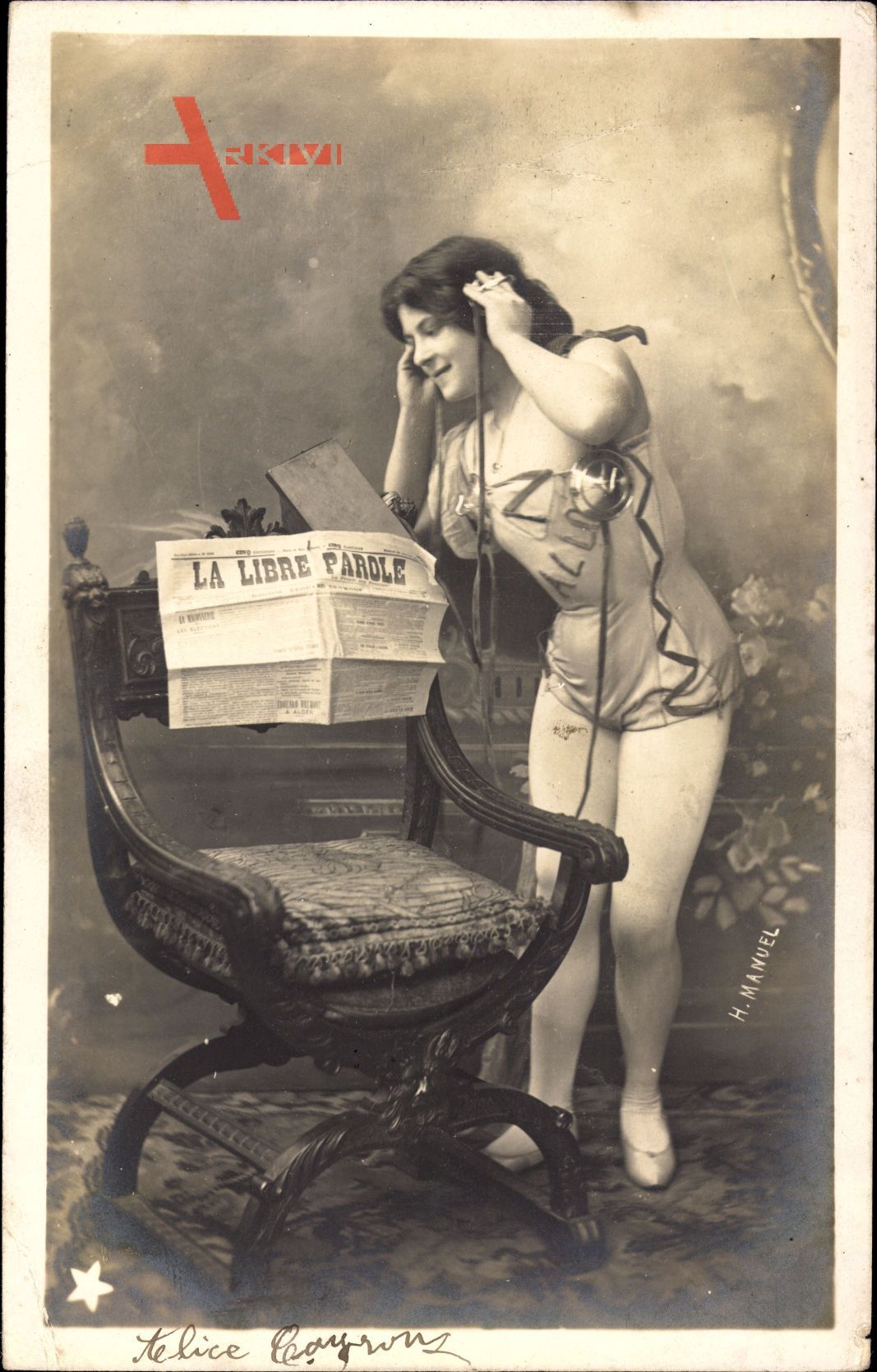 La Libre Parole, Stuhl, junge Frau mit Telefon, H. Manuel, Zeitung