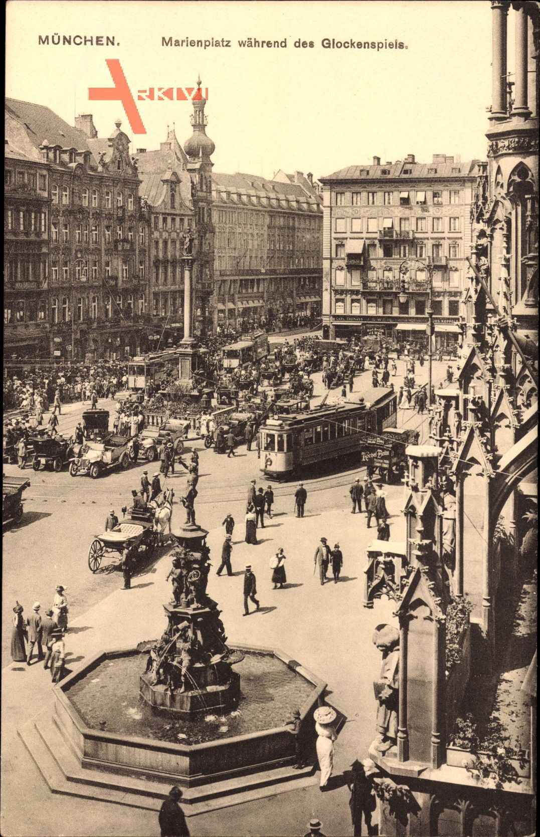 München Bayern, Marktplatz während des Glockenspiels, Straßenbahn