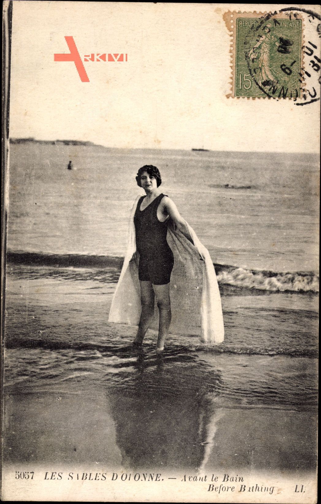Les Sables dOlonne, Avant le  Bain, Frau in Badeanzug, Meer