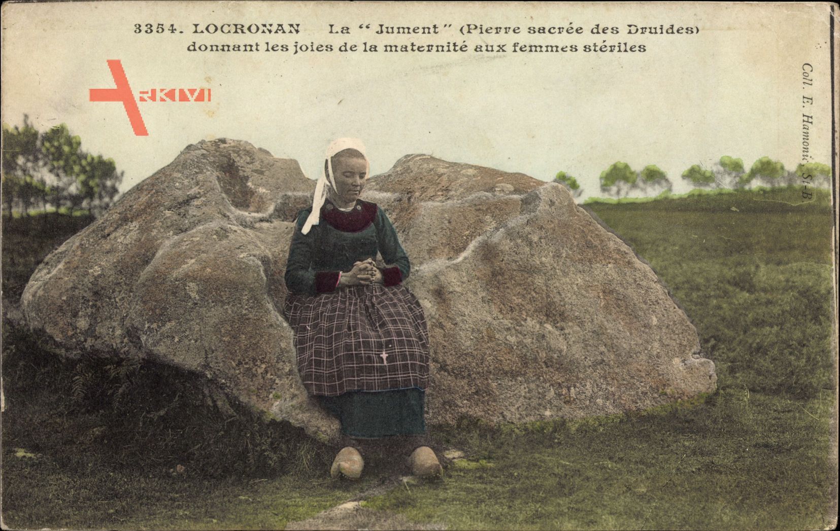 Locronan Finistère, La Jument, Pierre sacree des Druides, Frau in Tracht