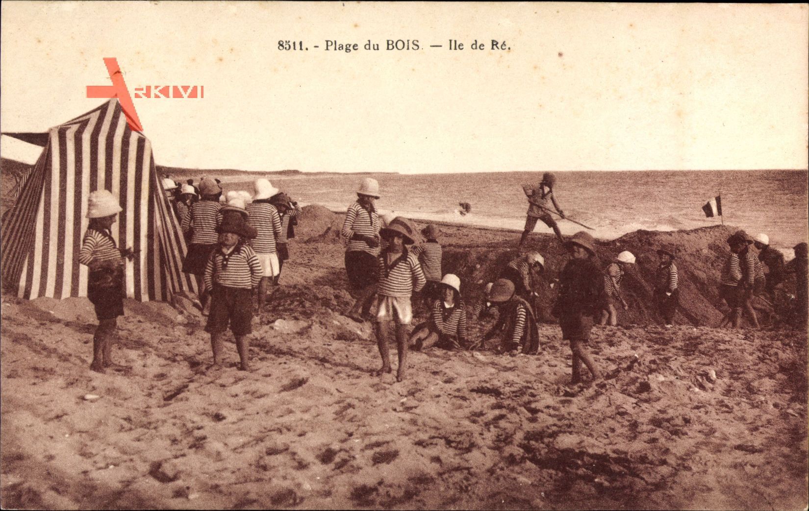 Plage du Bois, Ile de Re, Kinder in Badekleidung am Strand, Strandzelt
