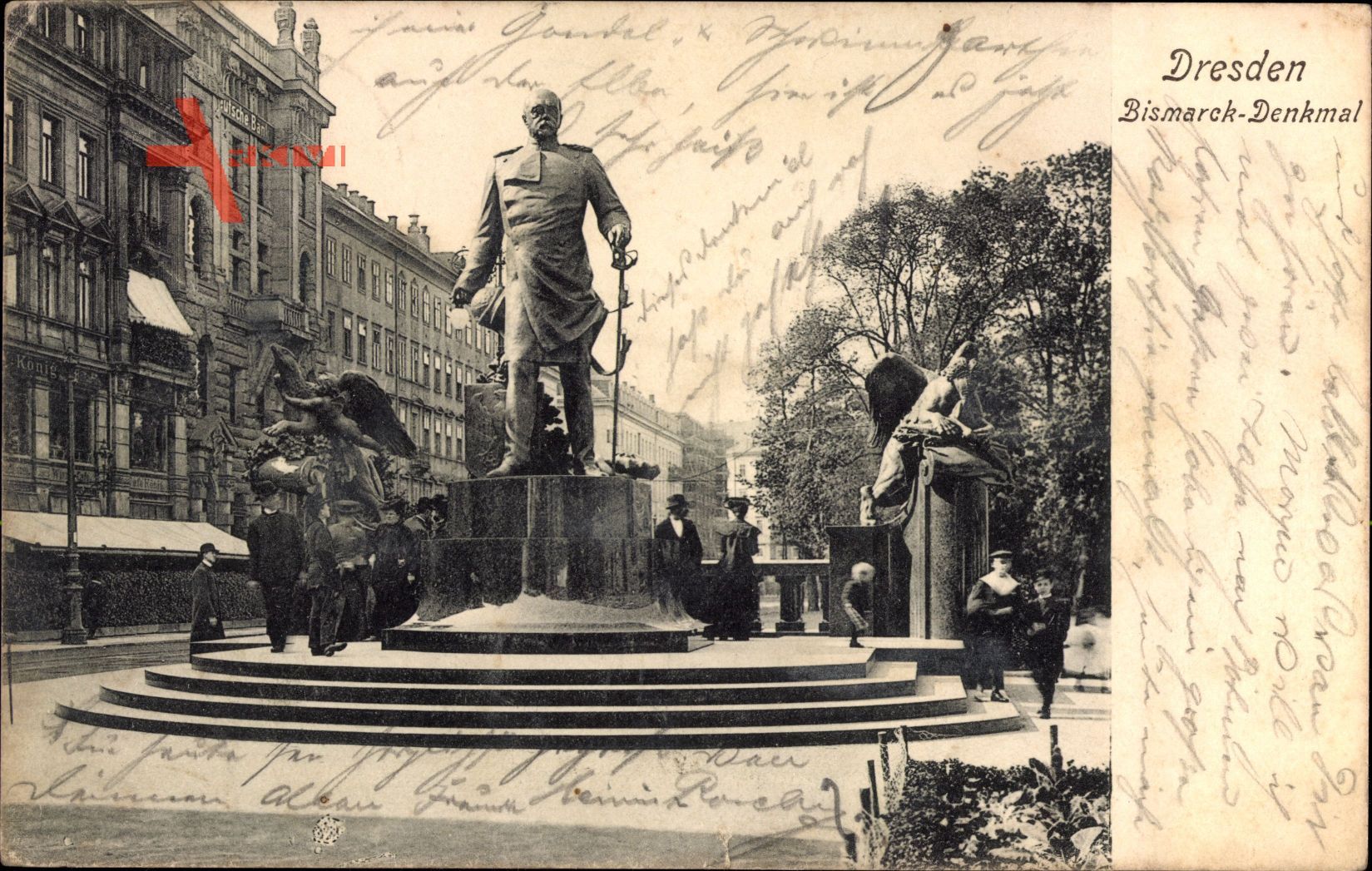 Dresden, Passanten am Bismarck Denkmal