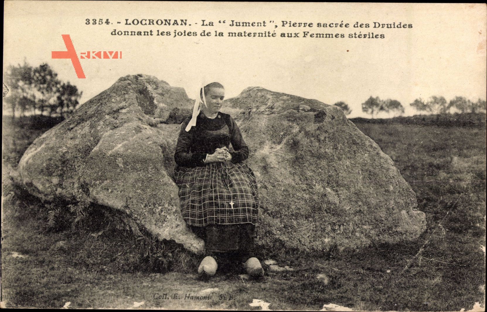 Locronan Finistère, La Jument, Pierre sacree des Druides, Frau beim Gebet