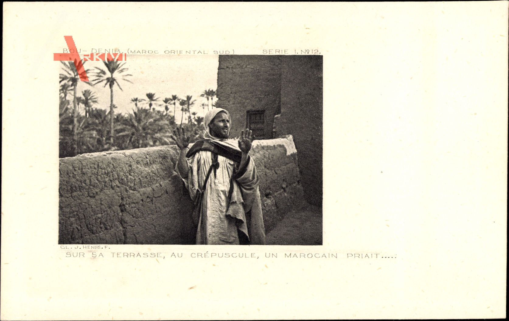 Bou Denib Marokko, Sur sa Terrasse, au Crepuscule, un Marocain Priait