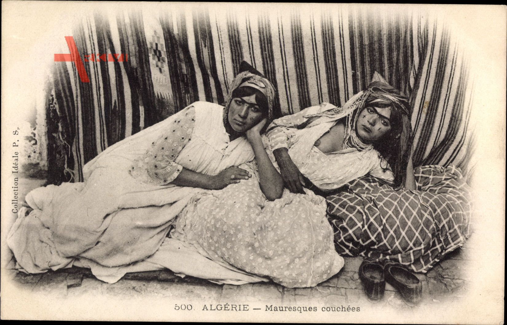 Algerien, Mauresques couchées, Frauen auf einem Bett, Brust