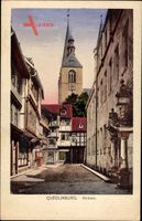 Quedlinburg im Harz, Hoken, Straßenpartie mit Blick auf die Kirche