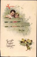 Glückwunsch Ostern, Küken in einem Strohkorb, Kinder am Zaun