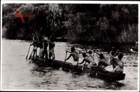 Afrika, Native canoe on the Zambezi River, Victoria Falls