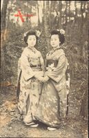 Japan, Zwei Japanerinnen in Kimonos, Geishas, Steckblumen im Haar