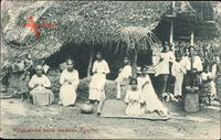 Ceylon, Singhalese hace makers, Frauen und Kinder vor einer Strohhütte