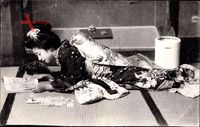 Japan, Japanerin liest in einem Heft, Karten, Kimono