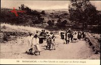 Madagaskar, Le Pere Lhande en route pour un district eloigne