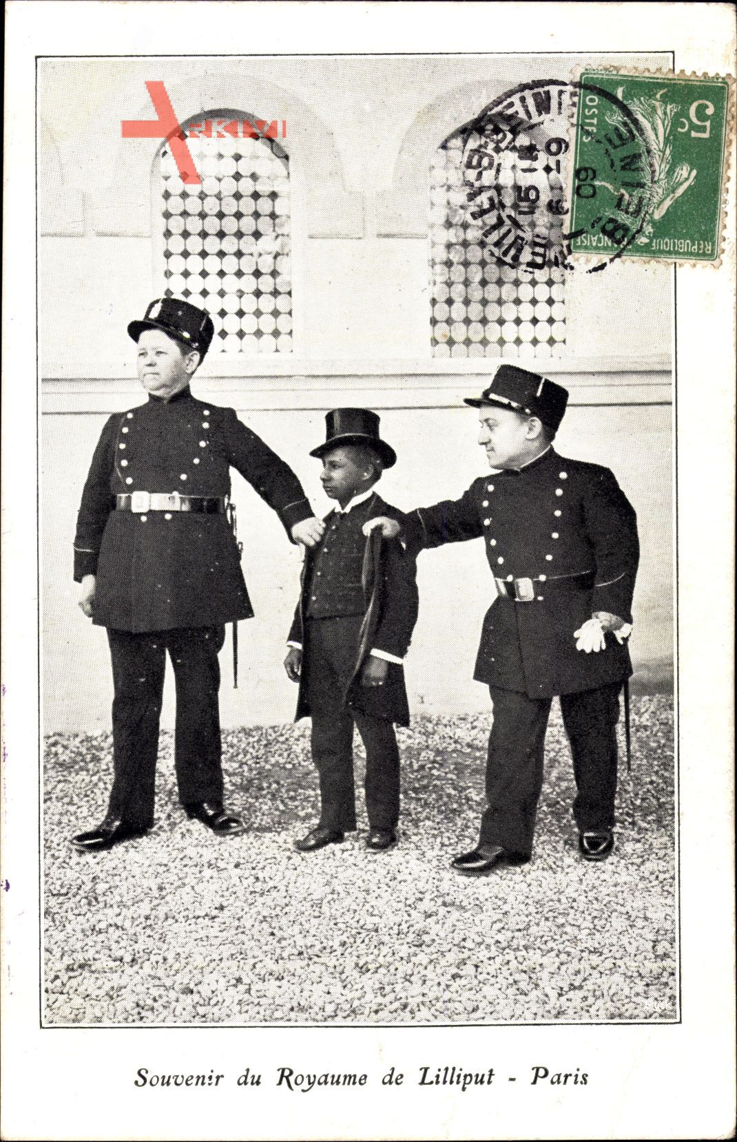 Paris, Souvenir du Royaume de Liliput, Liliputaner in Polizeiuniform