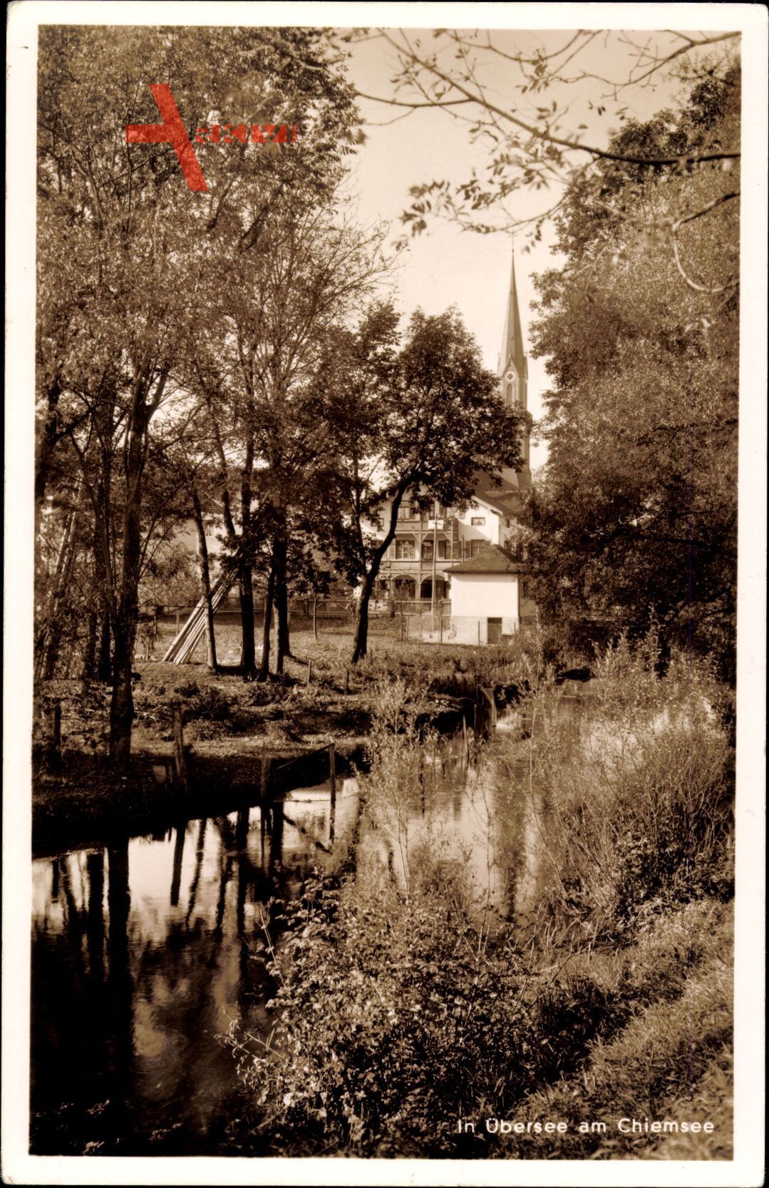 Übersee am Chiemsee, Partie am Fluss mit Hof und Blick auf Kirchturm