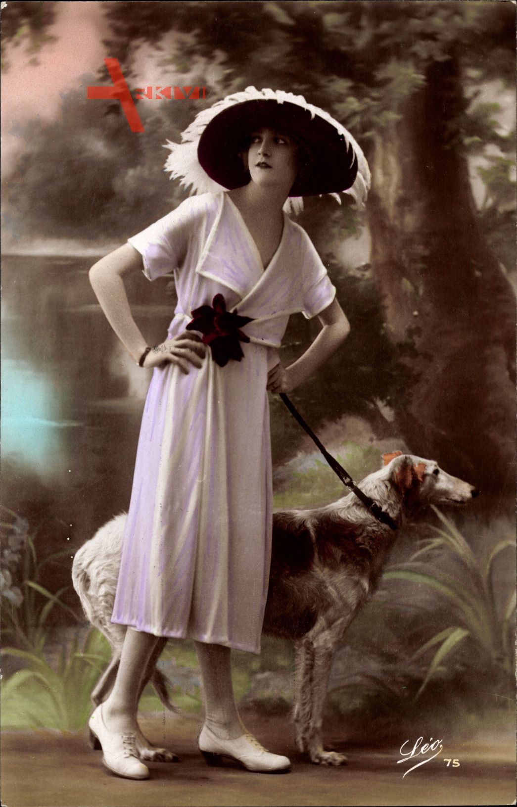 Junge Frau in modischem Federhut, Kleid, Windhund
