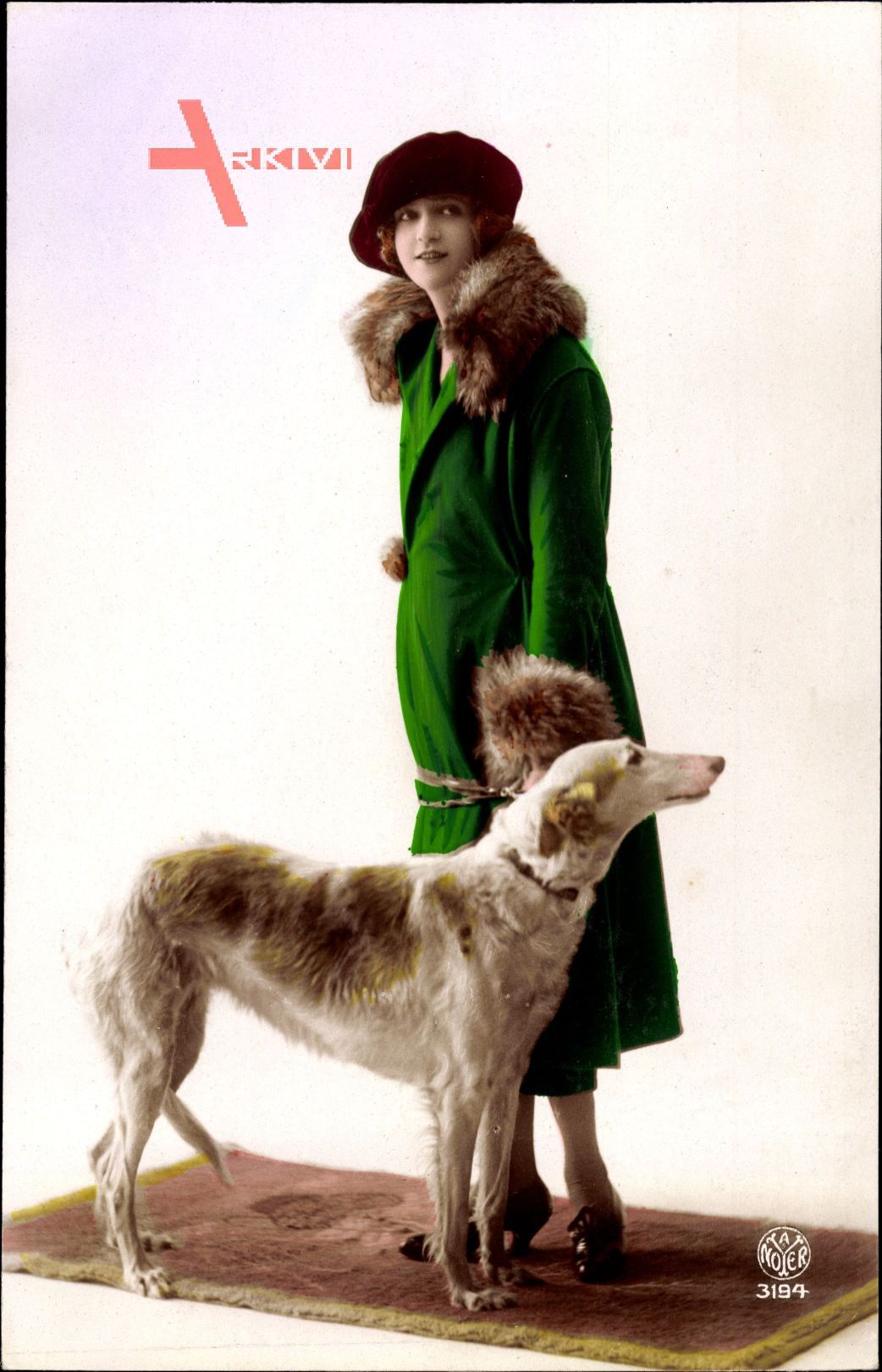 Junge Frau in modischem grünem Pelzmantel, Windhund, Noyer