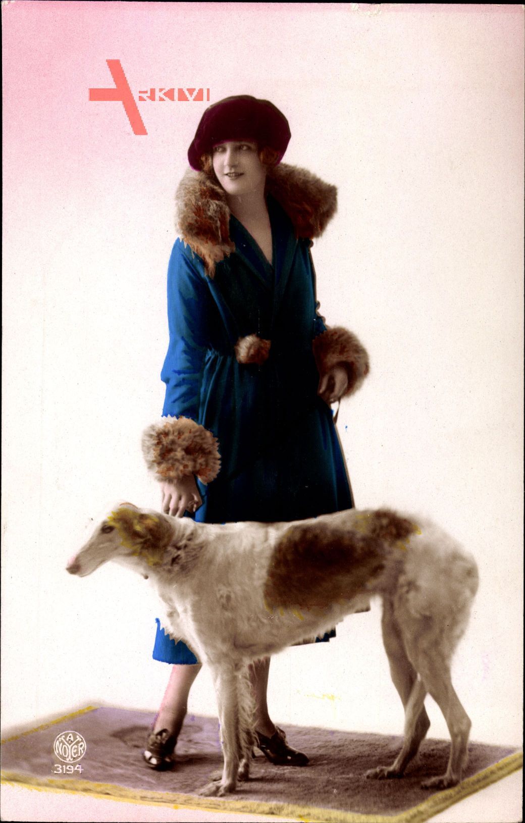 Junge Frau in modischem blauem Pelzmantel, Windhund, Noyer