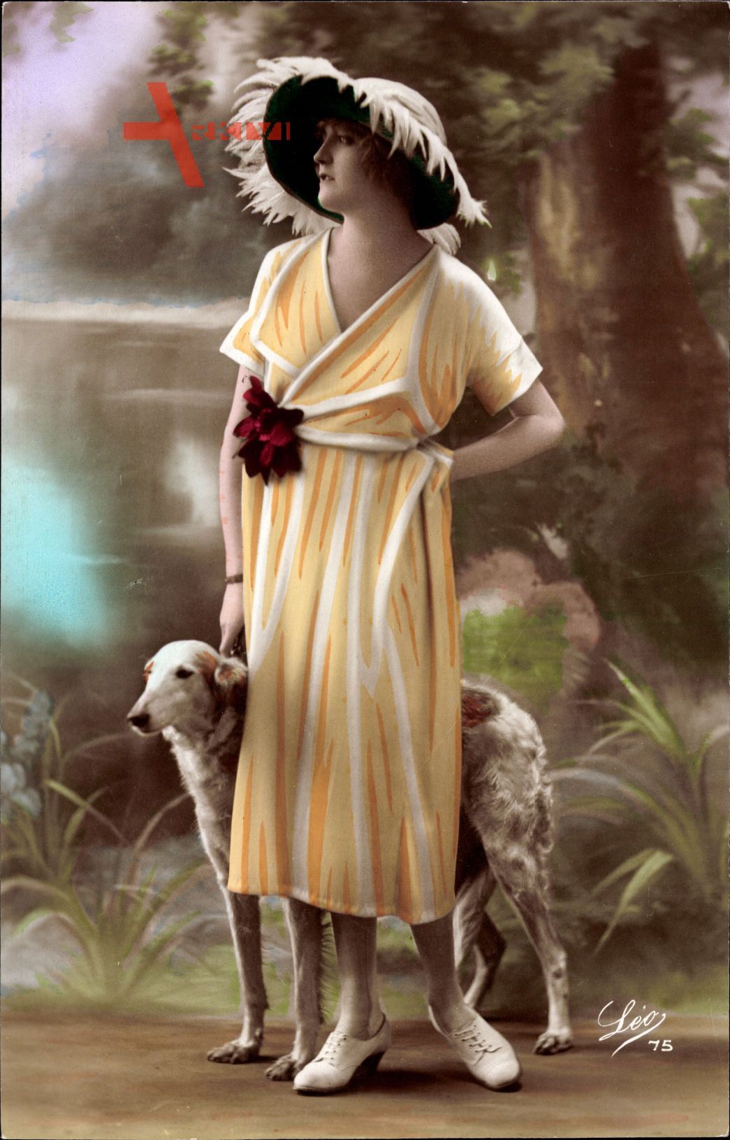 Junge Frau in modischem Federhut, Gelbes Kleid, Windhund
