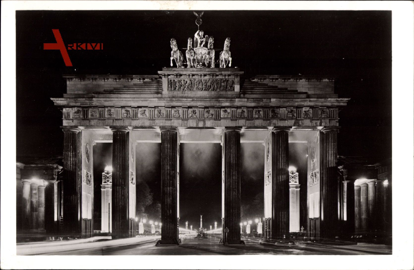 Berlin, Das Brandenburger Tor mit Blick in die Ost West Achse