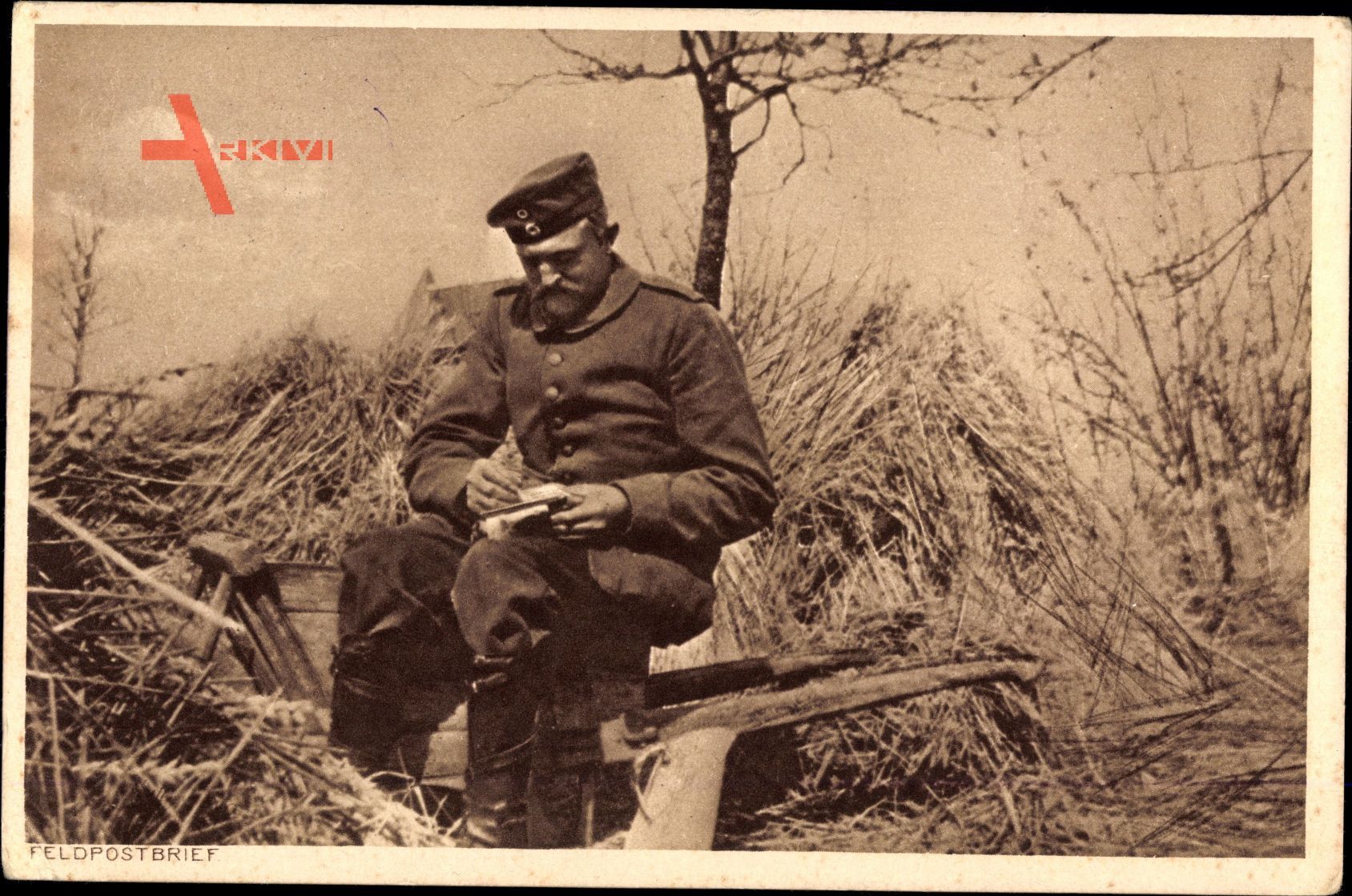 Deutscher Soldat schreibt einen Feldpostbrief im Feld