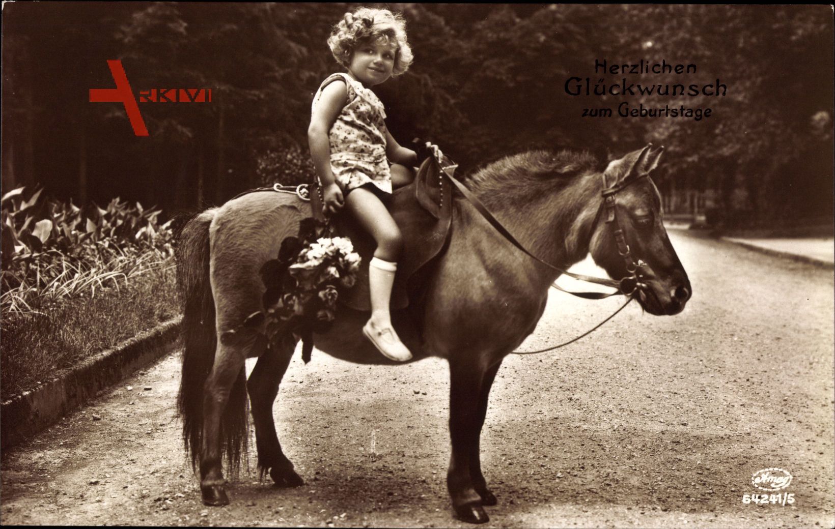 Junges Mädchen auf einem Pony sitzend, Amag 64241 5