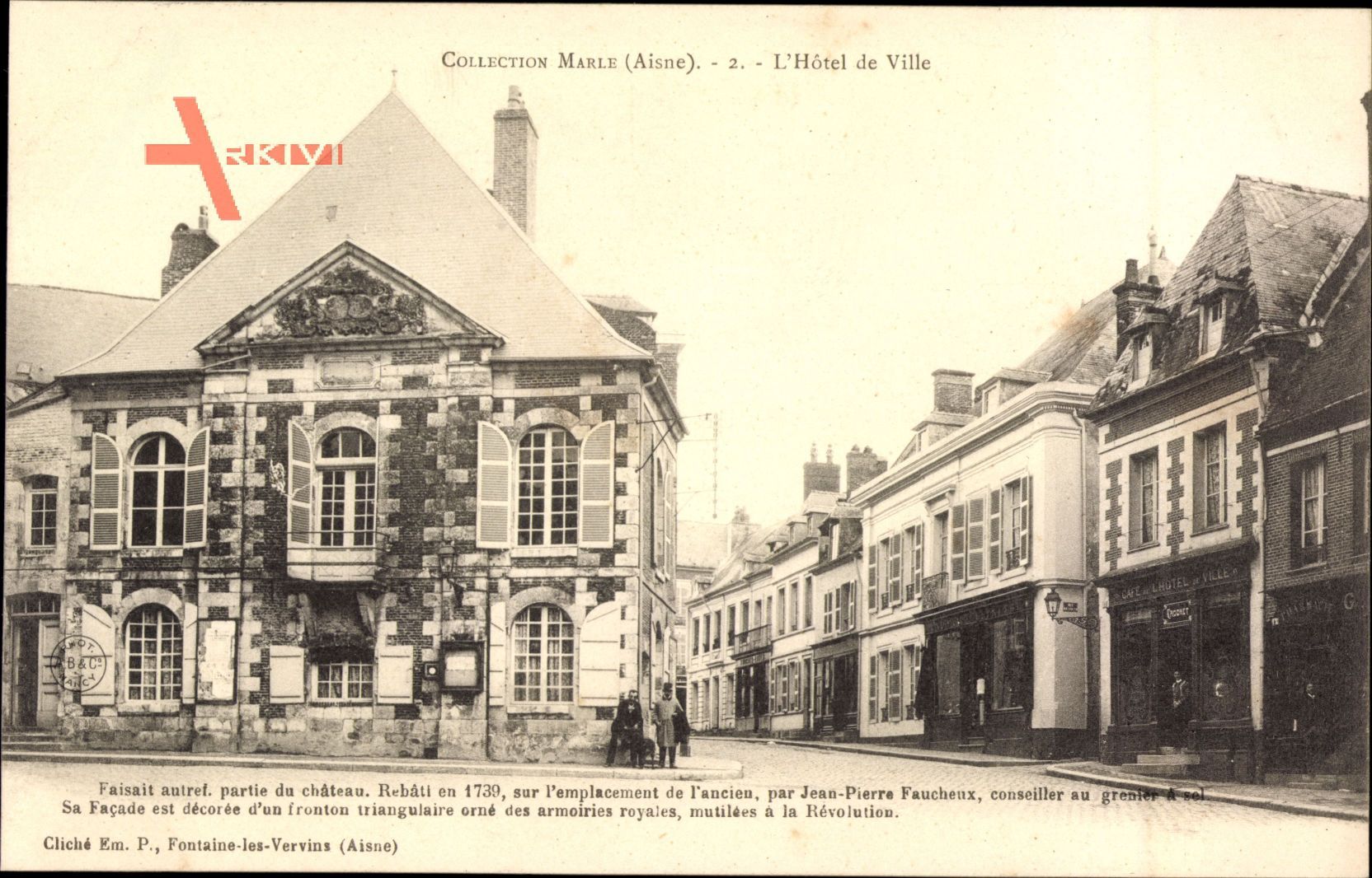 Marle Aisne, L'Hotel de Ville, Blick auf das Rathaus, Geschäfte, Fassade