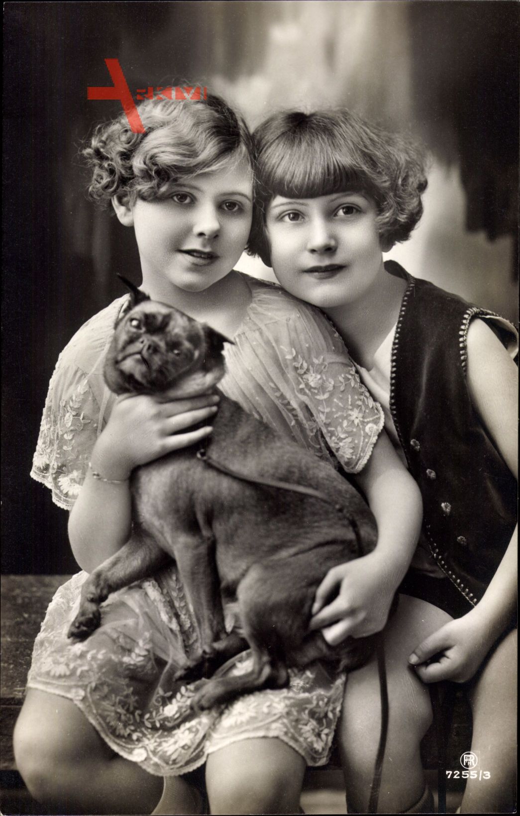 Zwei junge Mädchen mit einem Schoßhund, RPH 7255 3