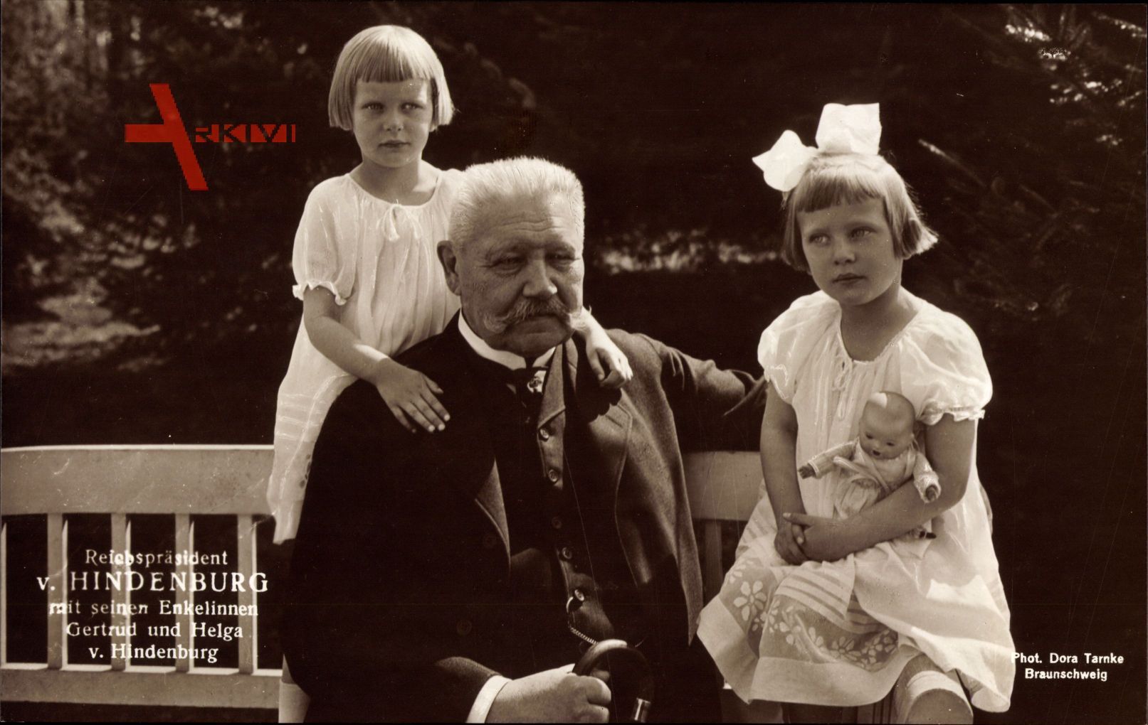 Reichspräsident Paul von Hindenburg, Enkelinnen, Getrud, Helga