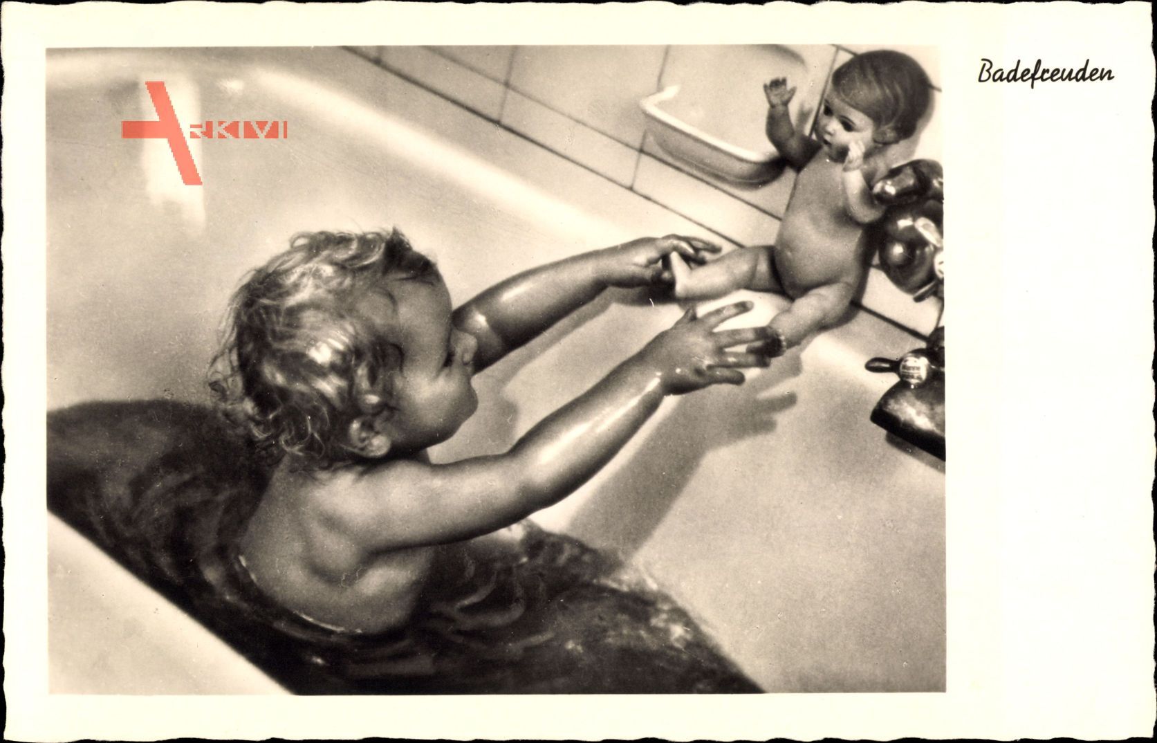 Kleinkind spielt mit einer Puppe in der Badewanne