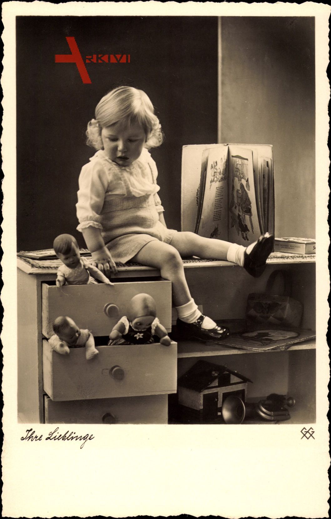 Ihre Lieblinge, Mädchen spielt mit ihren Puppen, Bilderbuch