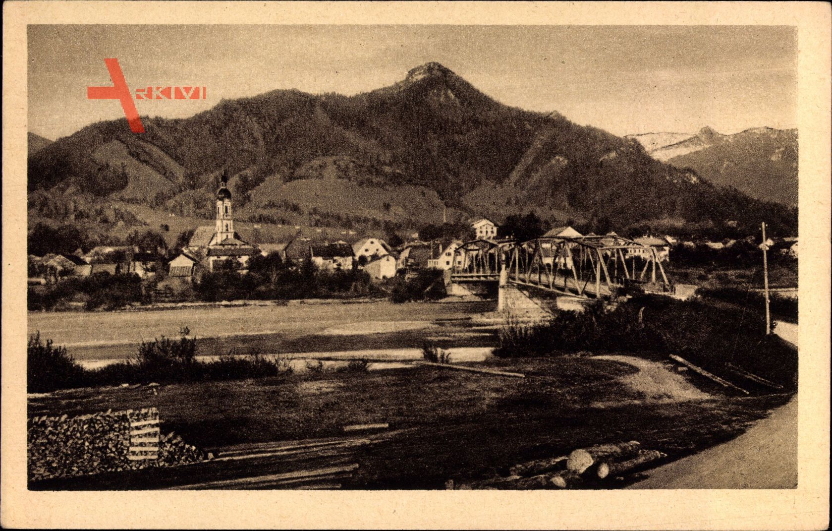 Lenggries im Kreis Bad Tölz Wolfratshausen, Gesamtansicht mit Isar und Brücke