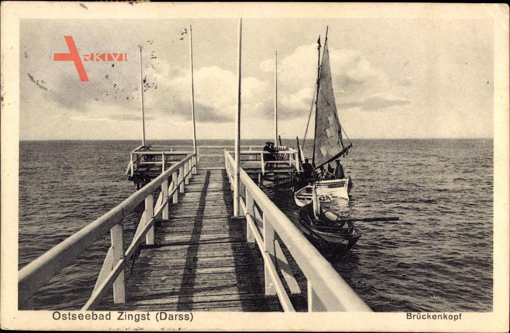 Seeheilbad Zingst an der Ostsee, Segelboot am Brückenkopf, Seebrücke