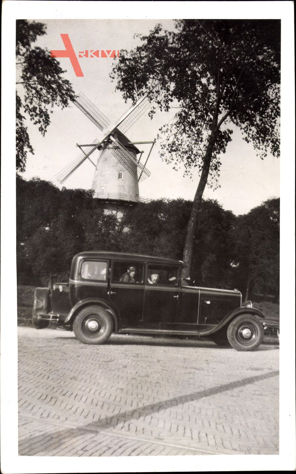 Automobil vor einer französischen Windmühle