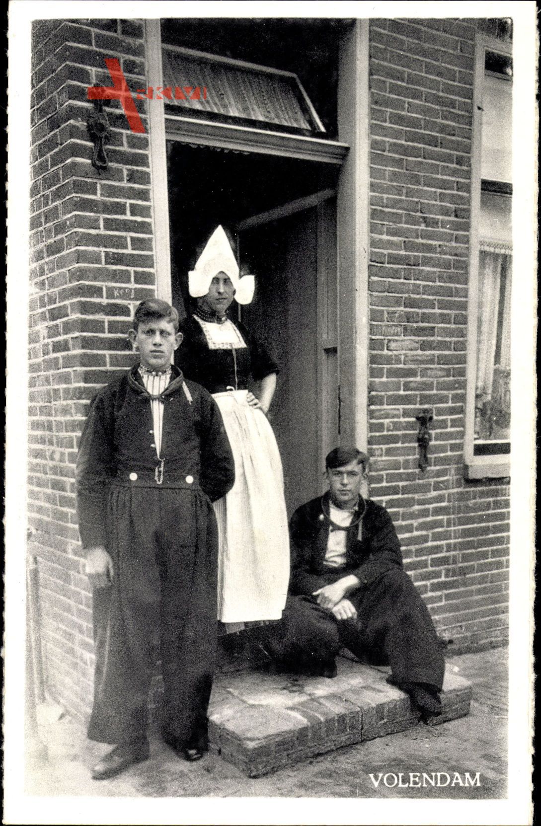 Edam Volendam Nordholland, Frau und zwei Männer in Tracht vor einem Haus