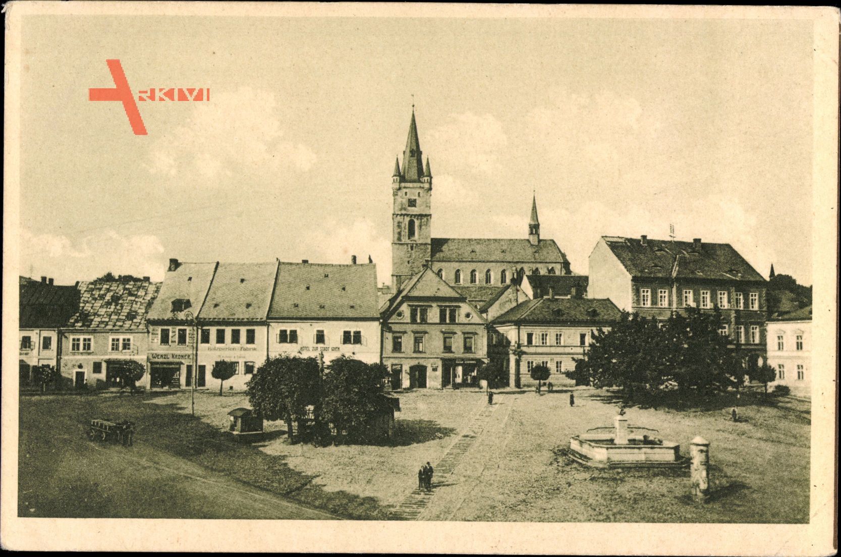 Tachov Tachau Reg. Pilsen, Blick auf den Marktplatz, Nordseite, Brunnen