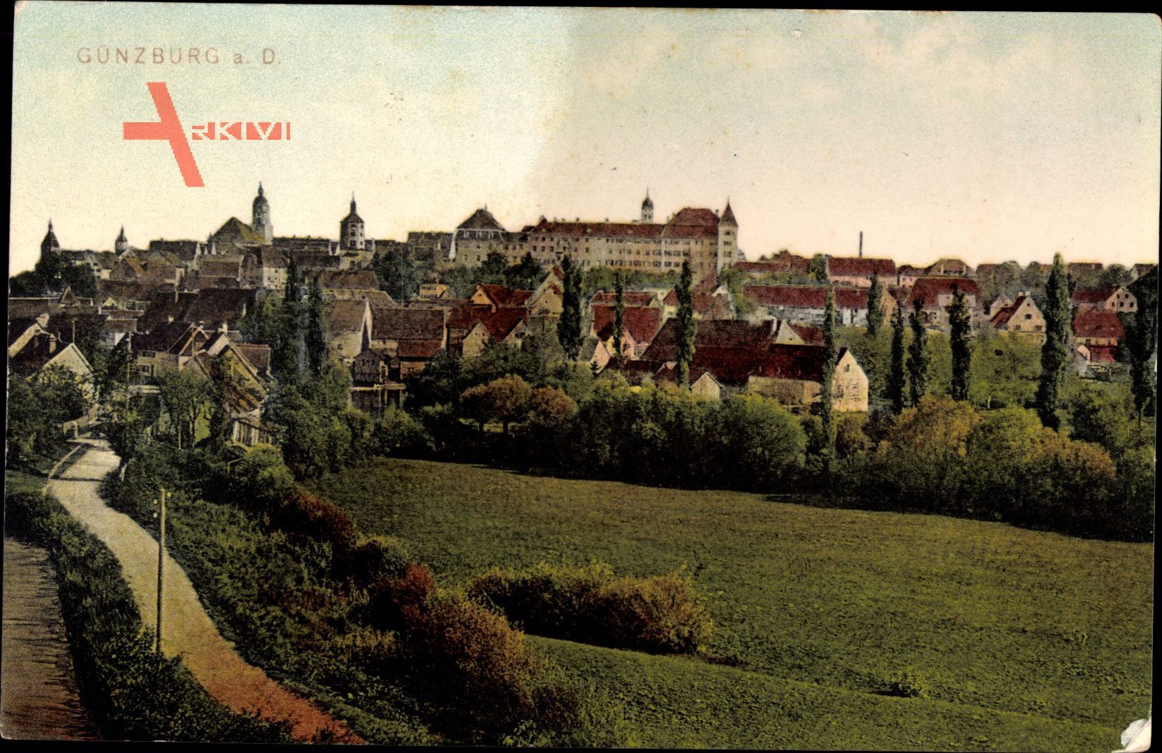 Günzburg in Schwaben, Blick auf die Stadt mit Feldweg