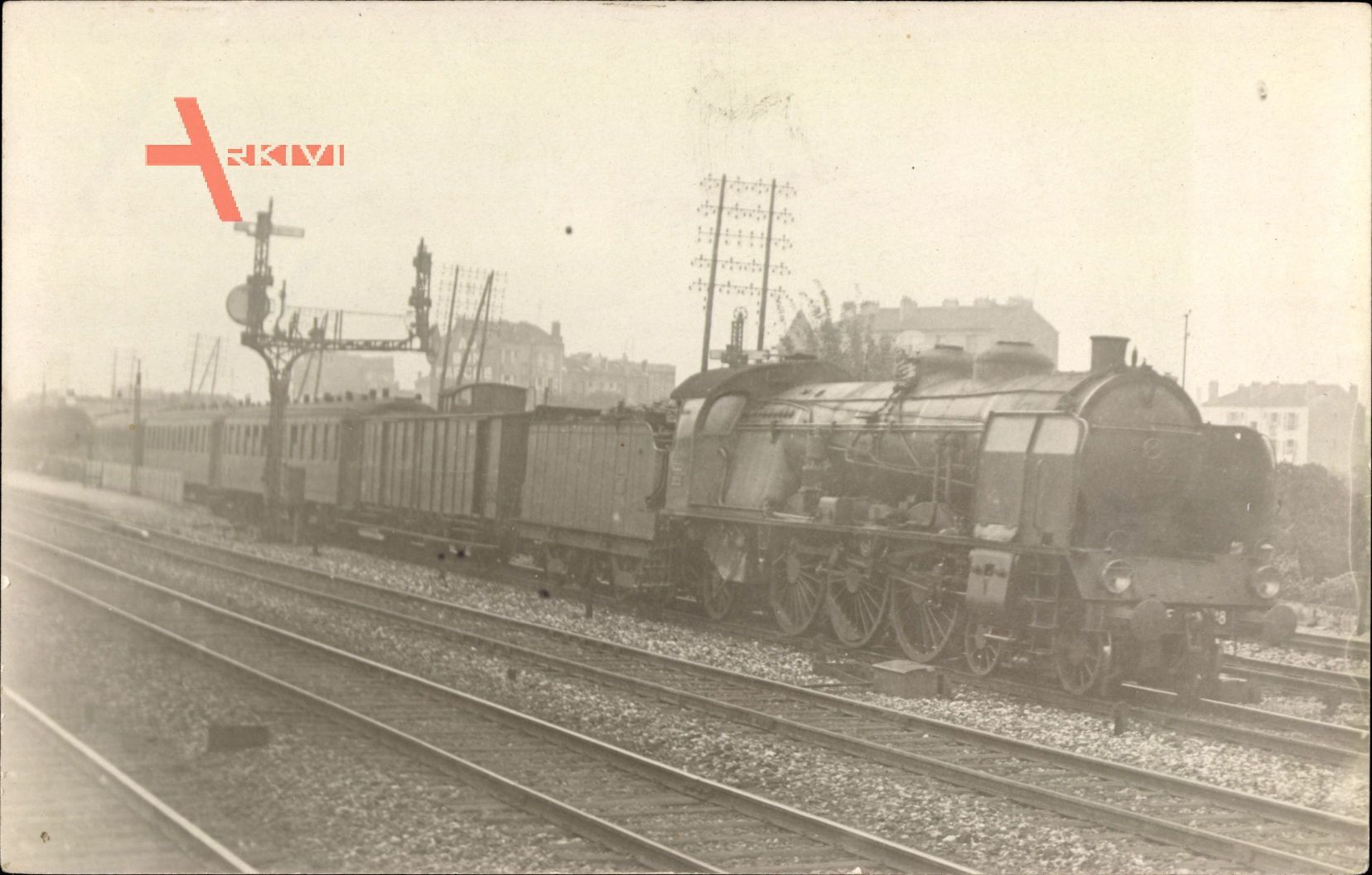 Französische Eisenbahn, Güterzug auf den Gleisen, Locomotive